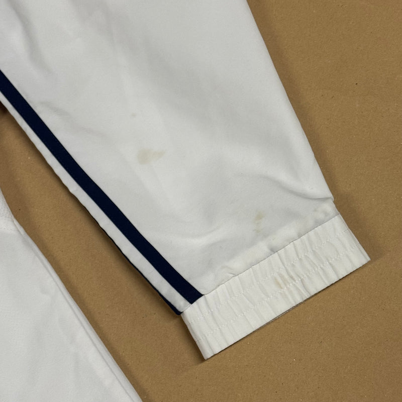 Detailansicht: Sourced limited accessories and clothes Adidas vintage raincoat – Logo, Nähte oder Material