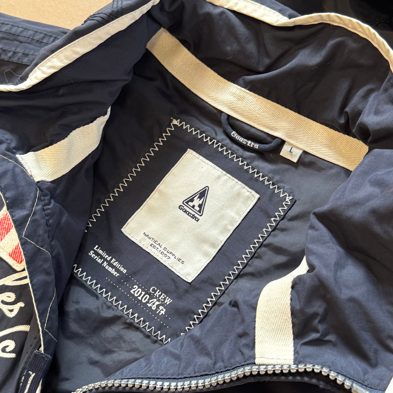 Detailansicht: Sourced limited accessories and clothes Les Voiles de St. Tropez sailing jacket – Logo, Nähte oder Material