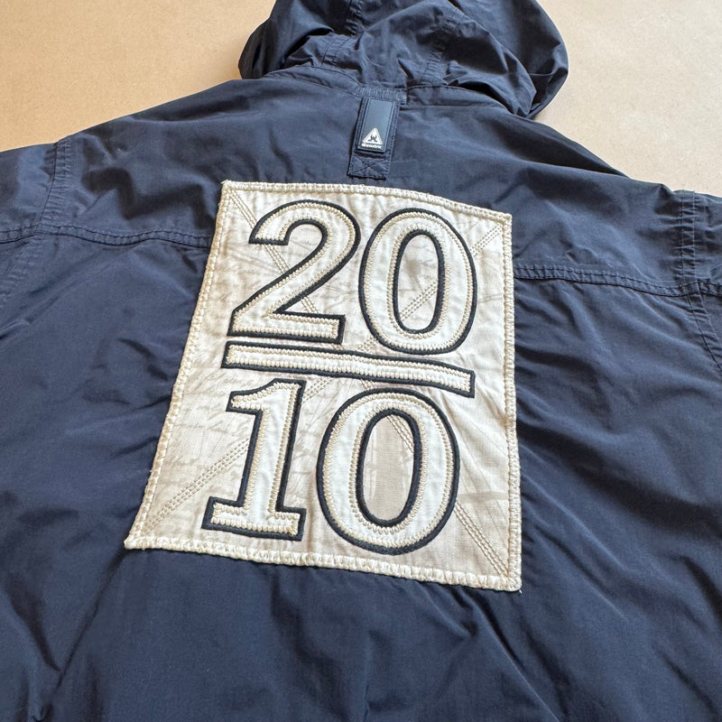 Detailansicht: Sourced limited accessories and clothes Les Voiles de St. Tropez sailing jacket – Logo, Nähte oder Material