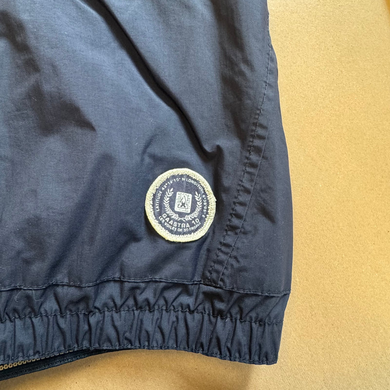 Detailansicht: Sourced limited accessories and clothes Les Voiles de St. Tropez sailing jacket – Logo, Nähte oder Material