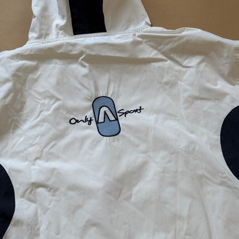 Detailansicht: Sourced limited accessories and clothes Airness rainprotective hoodie – Logo, Nähte oder Material