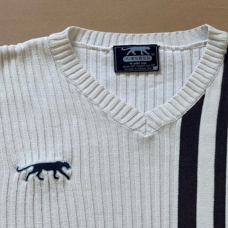Detailansicht: Sourced limited accessories and clothes Vintage knitted white Airness streetwear – Logo, Nähte oder Material