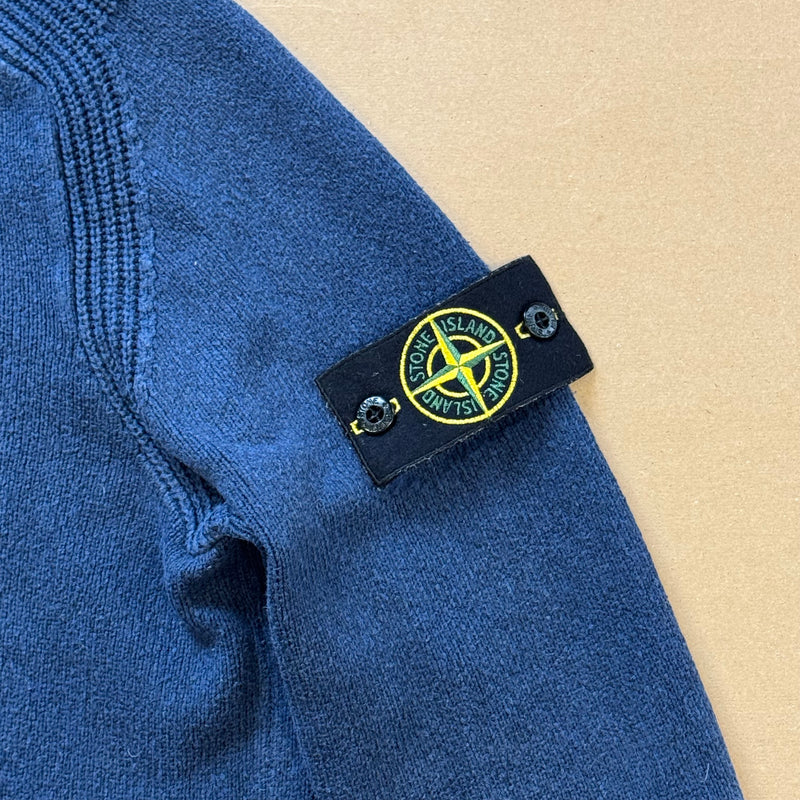 Detailansicht: Sourced limited accessories and clothes Stone Island blue knitted sweatshirt – Logo, Nähte oder Material