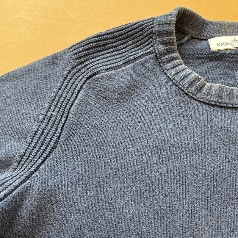 Detailansicht: Sourced limited accessories and clothes Stone Island blue knitted sweatshirt – Logo, Nähte oder Material