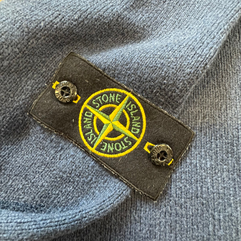 Detailansicht: Sourced limited accessories and clothes Stone Island blue knitted sweatshirt – Logo, Nähte oder Material