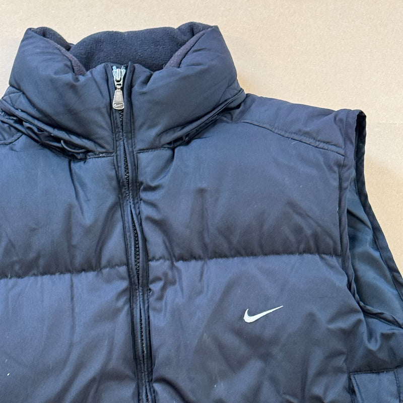 Detailansicht: Sourced limited accessories and clothes Nike puffer vest – Logo, Nähte oder Material