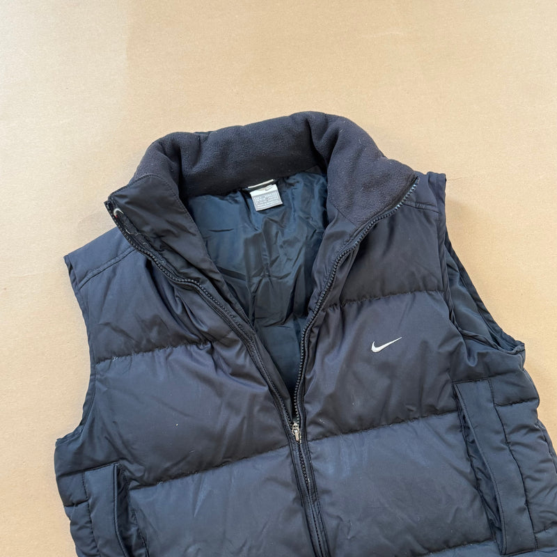 Detailansicht: Sourced limited accessories and clothes Nike puffer vest – Logo, Nähte oder Material