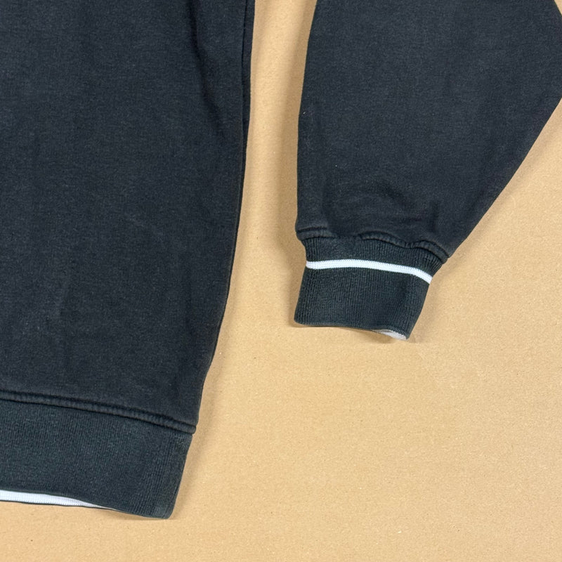 Detailansicht: Sourced limited accessories and clothes Adidas streetwear sweatshirt – Logo, Nähte oder Material