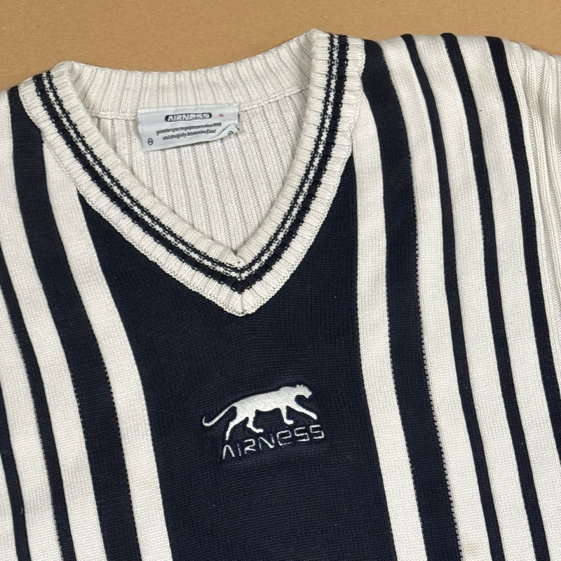 Detailansicht: Sourced limited accessories and clothes Airness white knitted vintage sweatshirt – Logo, Nähte oder Material