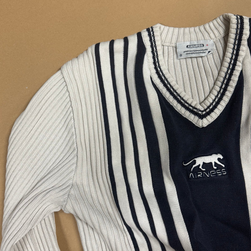 Detailansicht: Sourced limited accessories and clothes Airness white knitted vintage sweatshirt – Logo, Nähte oder Material