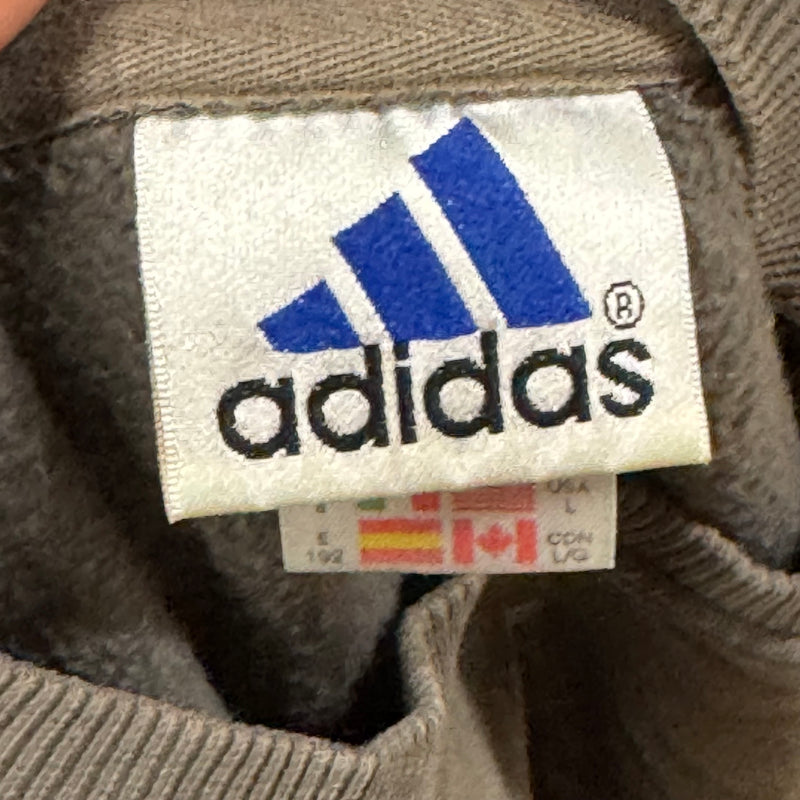 Detailansicht: Sourced limited accessories and clothes Adidas vintage sweatshirt with bold logo – Logo, Nähte oder Material