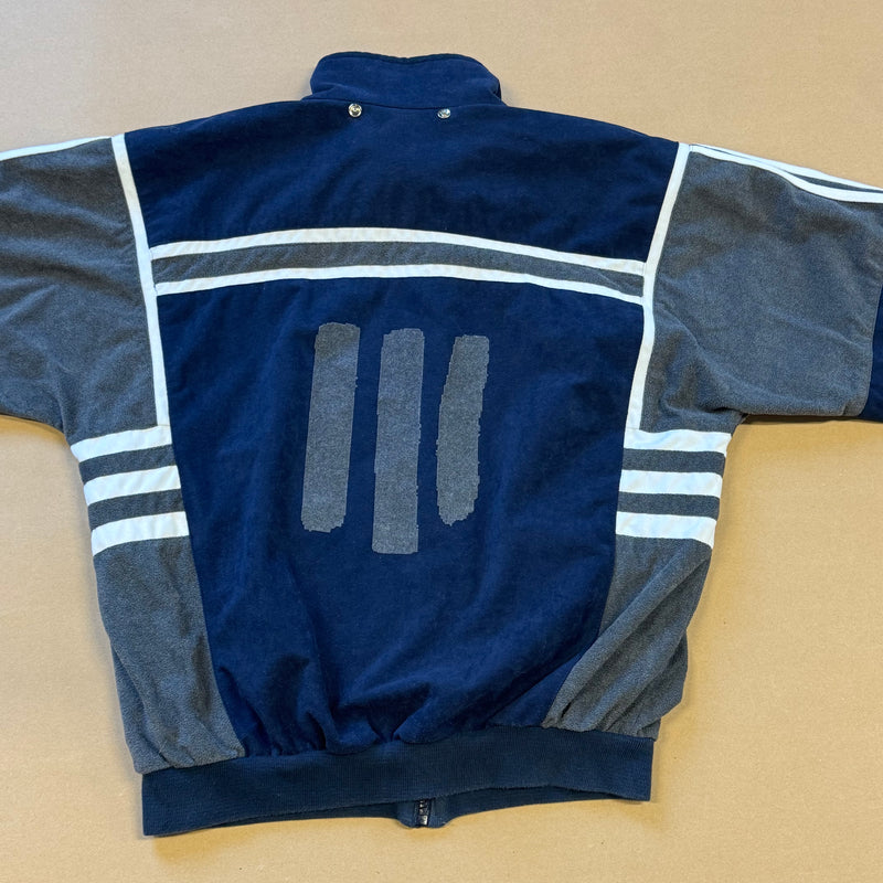 Detailansicht: Sourced limited accessories and clothes Reworked vintage Adidas jacket – Logo, Nähte oder Material