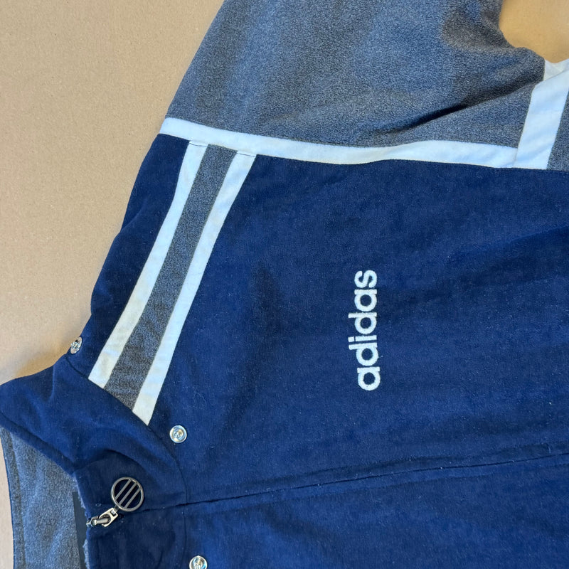 Detailansicht: Sourced limited accessories and clothes Reworked vintage Adidas jacket – Logo, Nähte oder Material