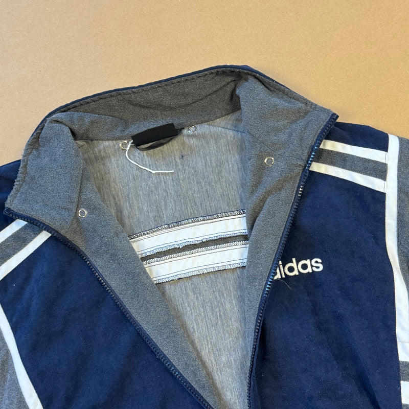 Detailansicht: Sourced limited accessories and clothes Reworked vintage Adidas jacket – Logo, Nähte oder Material