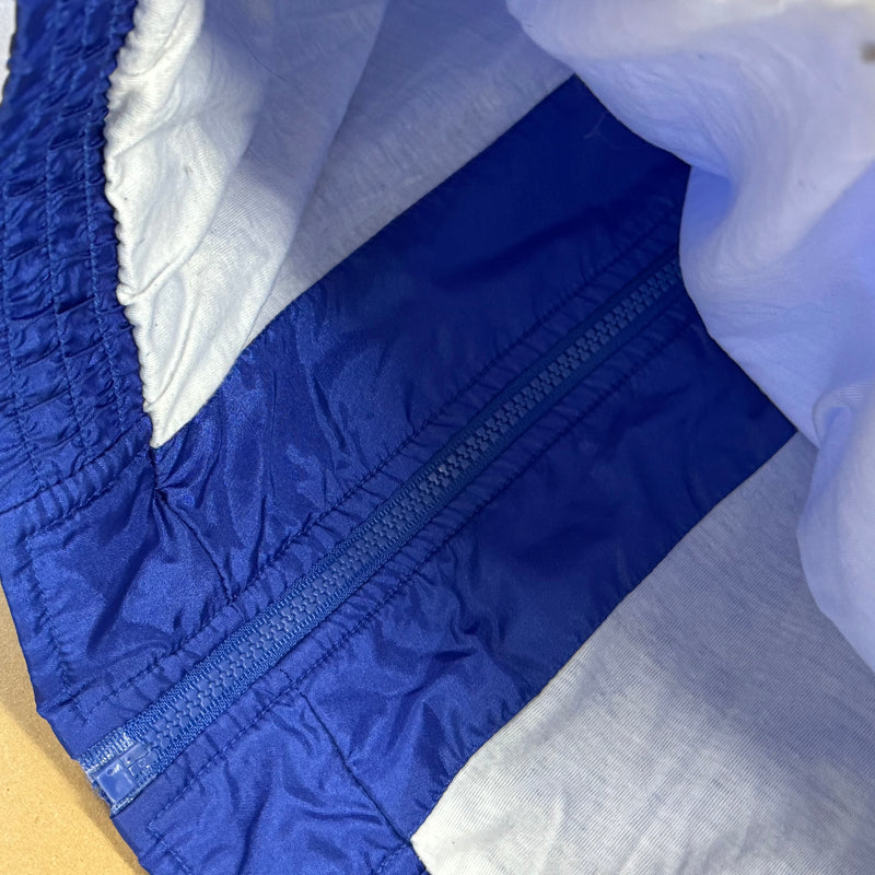 Detailansicht: Sourced limited accessories and clothes Adidas vintage 90s style track jacket – Logo, Nähte oder Material