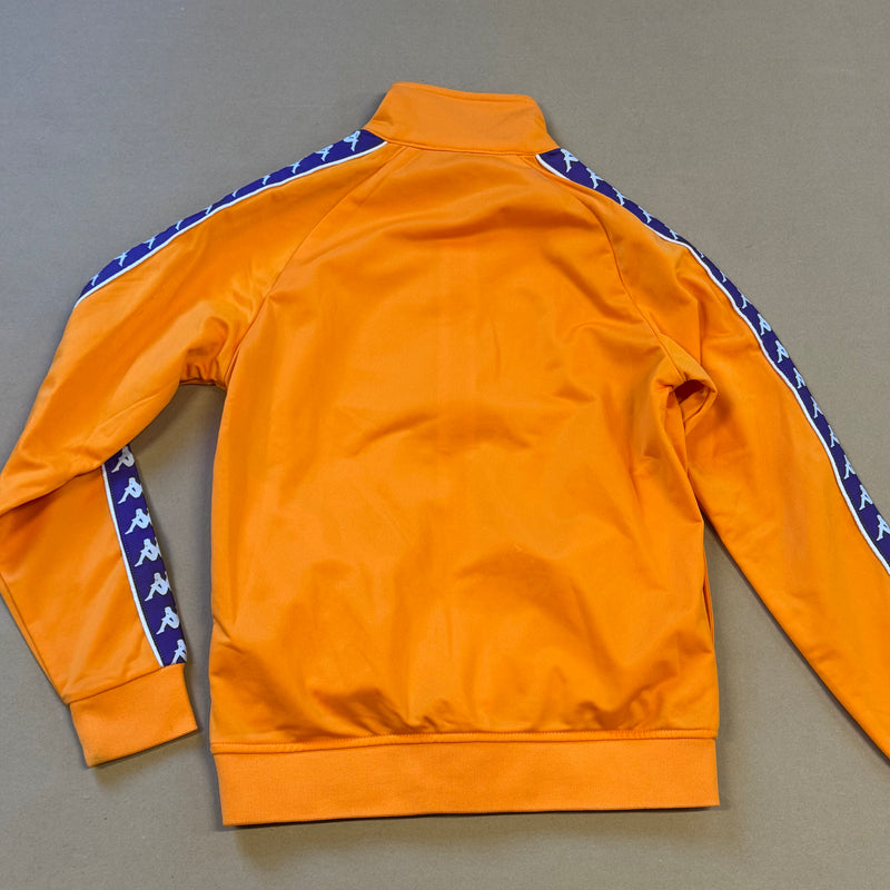 Detailansicht: Sourced limited accessories and clothes Orange vintage Kappa track jacket – Logo, Nähte oder Material