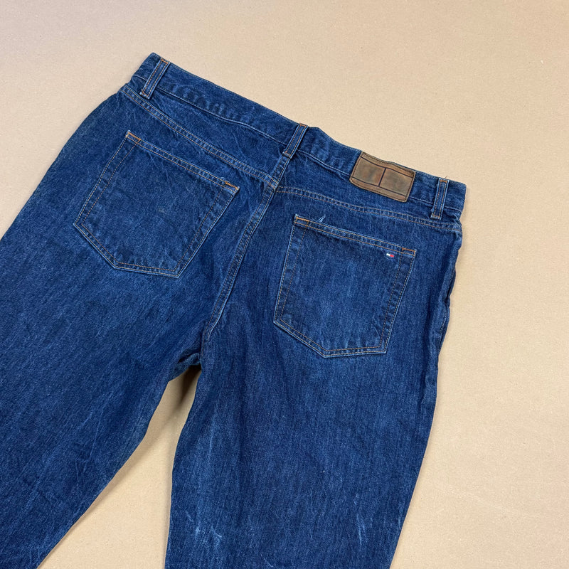 Detailansicht: Sourced limited accessories and clothes Vintage style Tommy Hilfiger straight leg denim jeans – Logo, Nähte oder Material