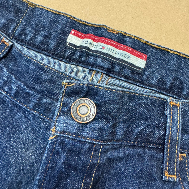 Detailansicht: Sourced limited accessories and clothes Vintage style Tommy Hilfiger straight leg denim jeans – Logo, Nähte oder Material