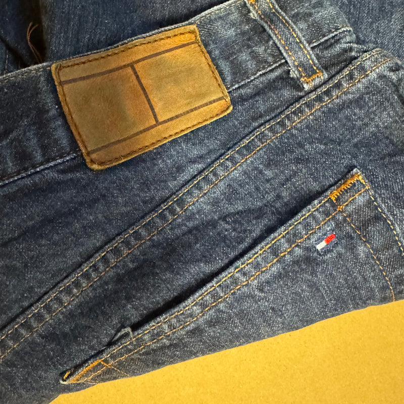 Detailansicht: Sourced limited accessories and clothes Vintage style Tommy Hilfiger straight leg denim jeans – Logo, Nähte oder Material