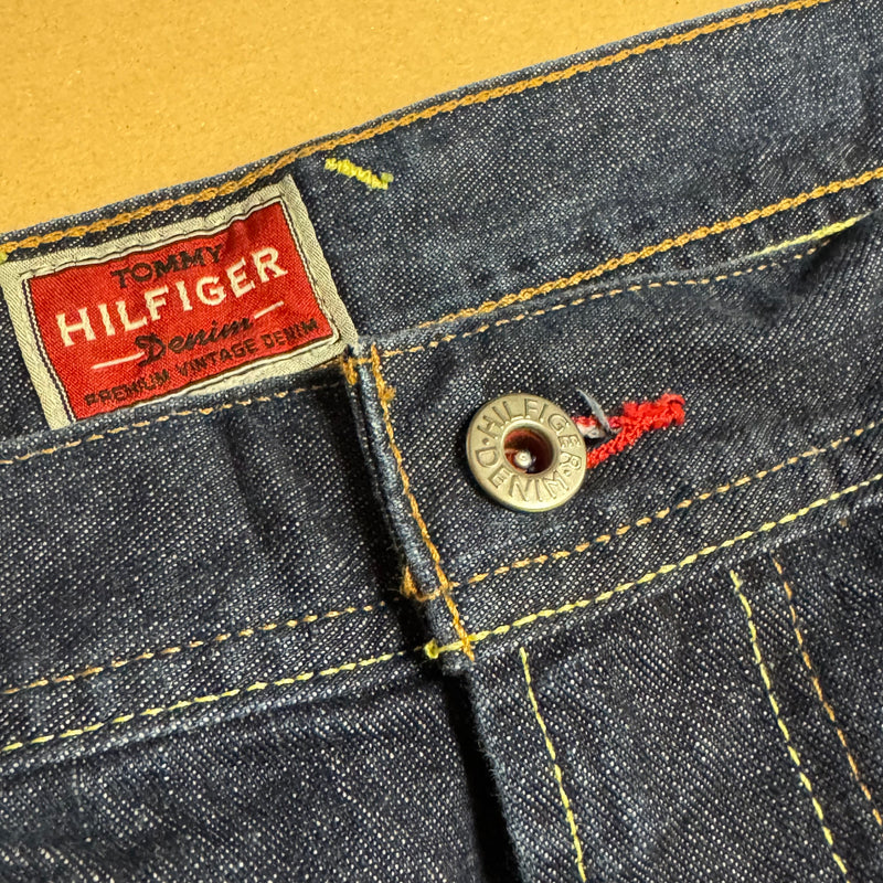 Detailansicht: Sourced limited accessories and clothes Extra baggy Tommy Hilfiger vintage jeans – Logo, Nähte oder Material