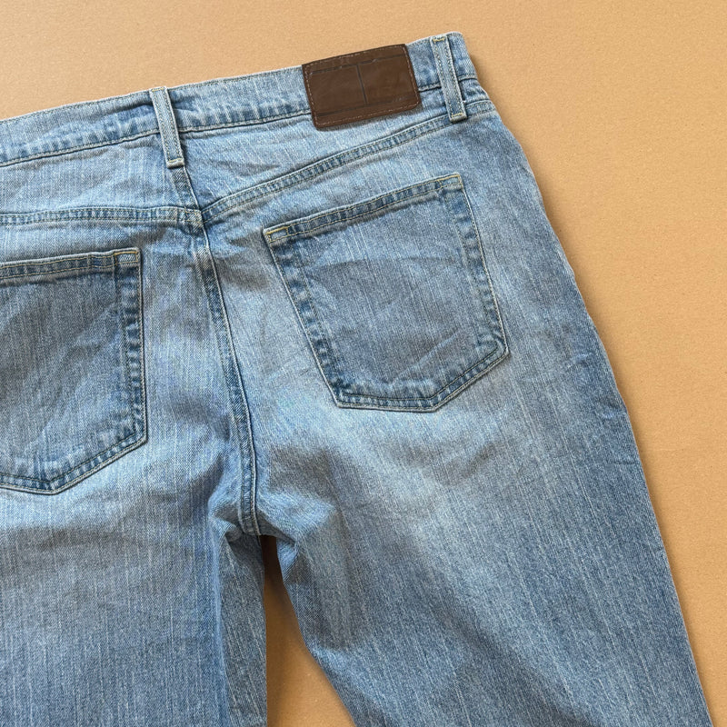 Detailansicht: Sourced limited accessories and clothes Tommy Hilfiger blue straight leg jeans – Logo, Nähte oder Material