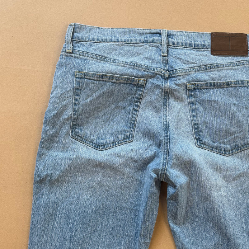 Detailansicht: Sourced limited accessories and clothes Tommy Hilfiger blue straight leg jeans – Logo, Nähte oder Material