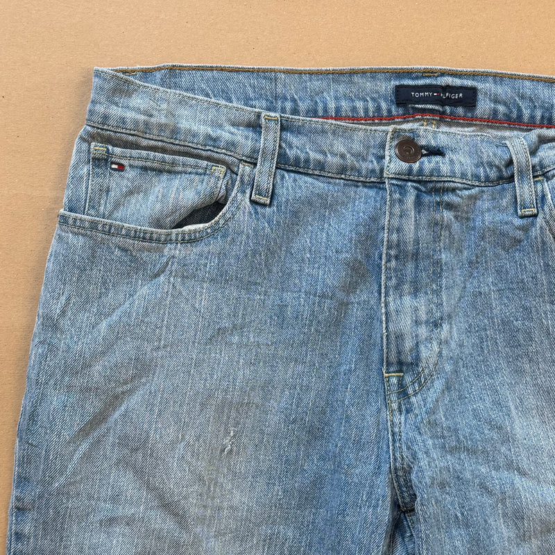 Detailansicht: Sourced limited accessories and clothes Tommy Hilfiger blue straight leg jeans – Logo, Nähte oder Material