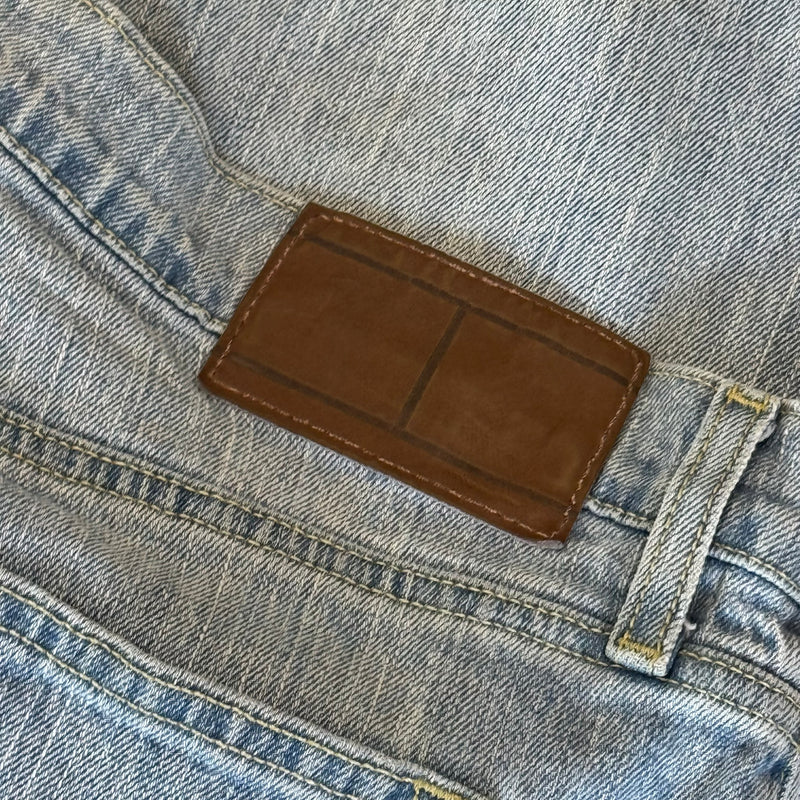 Detailansicht: Sourced limited accessories and clothes Tommy Hilfiger blue straight leg jeans – Logo, Nähte oder Material
