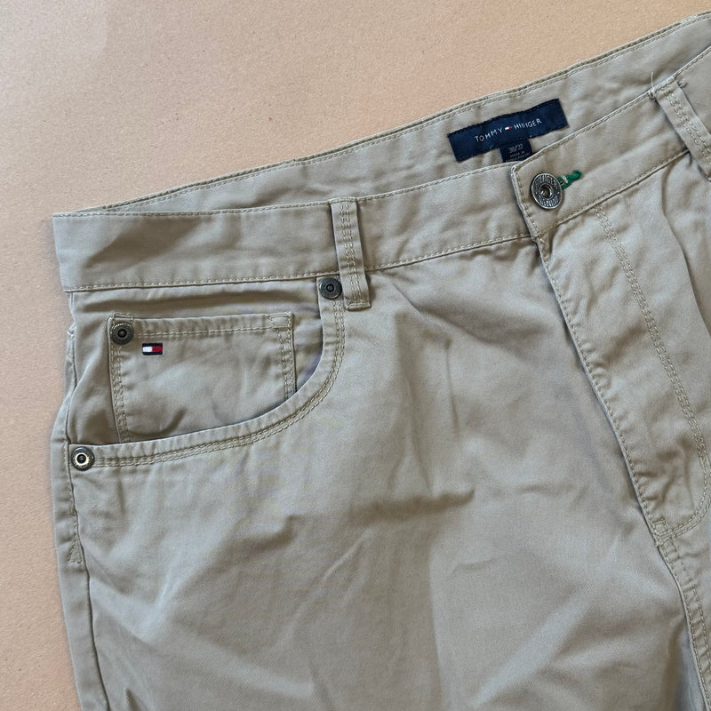 Detailansicht: Sourced limited accessories and clothes Tommy Hilfiger baggy chinos – Logo, Nähte oder Material