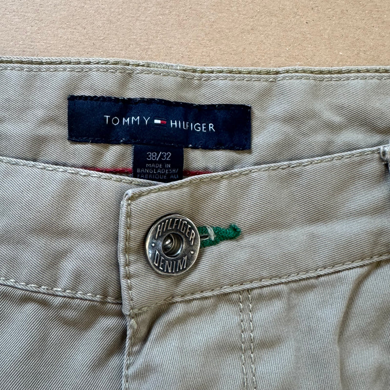 Detailansicht: Sourced limited accessories and clothes Tommy Hilfiger baggy chinos – Logo, Nähte oder Material