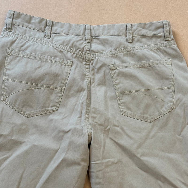 Detailansicht: Sourced limited accessories and clothes Tommy Hilfiger baggy chinos – Logo, Nähte oder Material