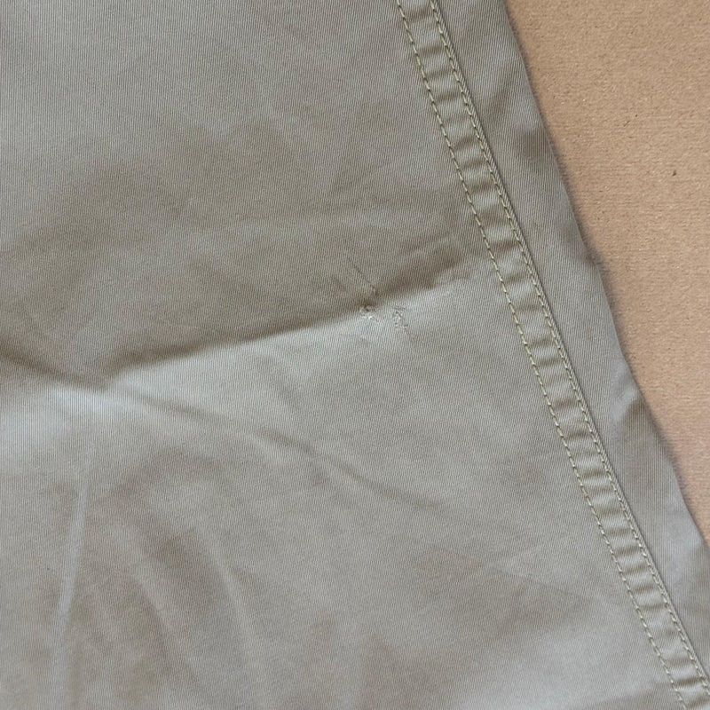 Detailansicht: Sourced limited accessories and clothes Tommy Hilfiger baggy chinos – Logo, Nähte oder Material