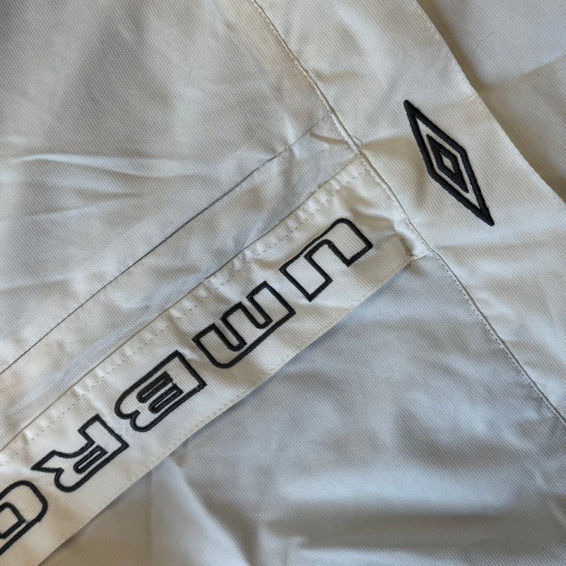 Detailansicht: Sourced limited accessories and clothes Streetwear style Umbro winter jacket – Logo, Nähte oder Material