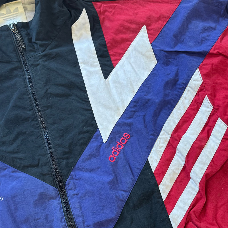 Detailansicht: Sourced limited accessories and clothes Vintage style Adidas Augustendorf raincoat – Logo, Nähte oder Material