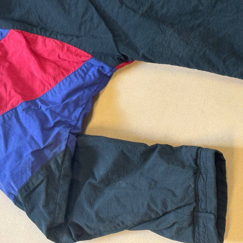 Detailansicht: Sourced limited accessories and clothes Vintage style Adidas Augustendorf raincoat – Logo, Nähte oder Material