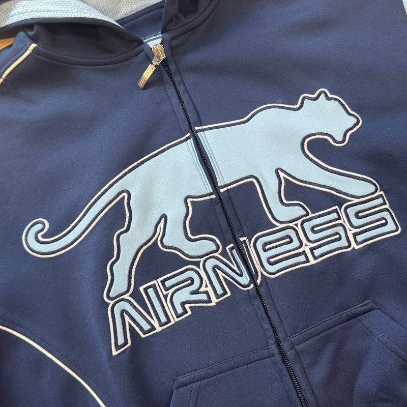 Detailansicht: Sourced limited accessories and clothes Airness streetwear style track jacket – Logo, Nähte oder Material