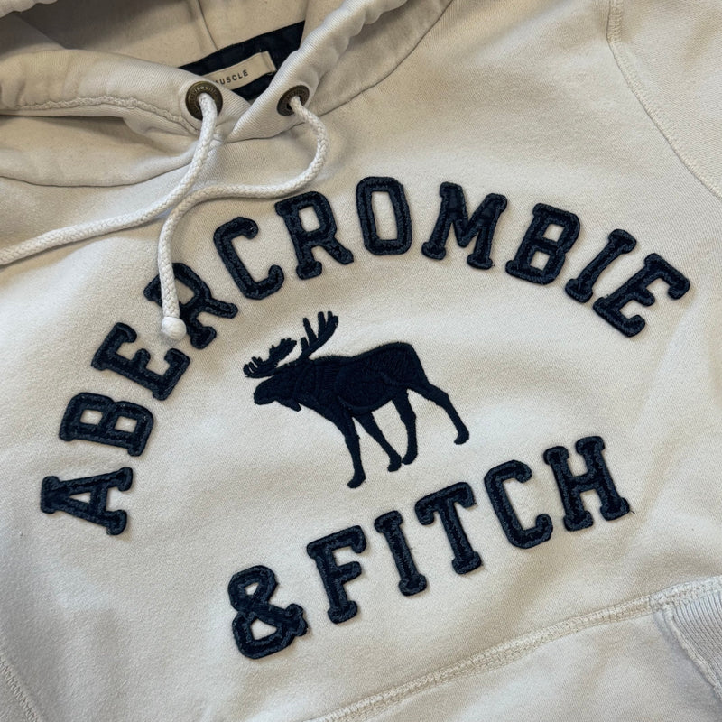 Detailansicht: Sourced limited accessories and clothes Abercrombie and Fitch white hoodie – Logo, Nähte oder Material