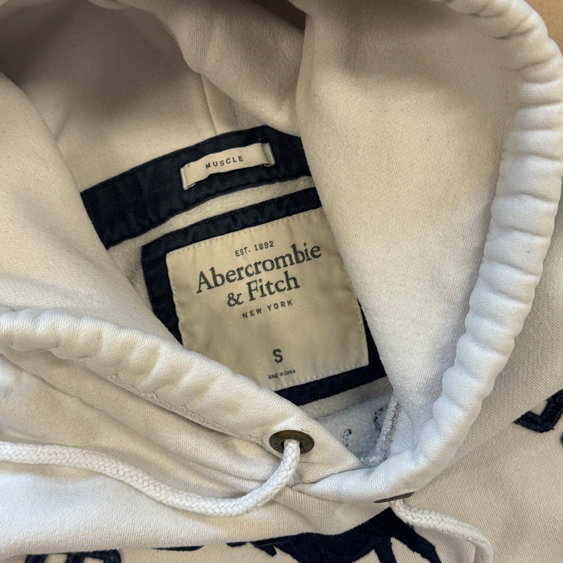 Detailansicht: Sourced limited accessories and clothes Abercrombie and Fitch white hoodie – Logo, Nähte oder Material