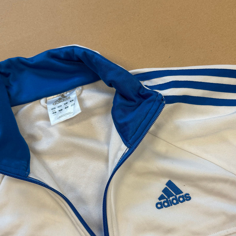 Detailansicht: Sourced limited accessories and clothes Adidas white track jacket – Logo, Nähte oder Material