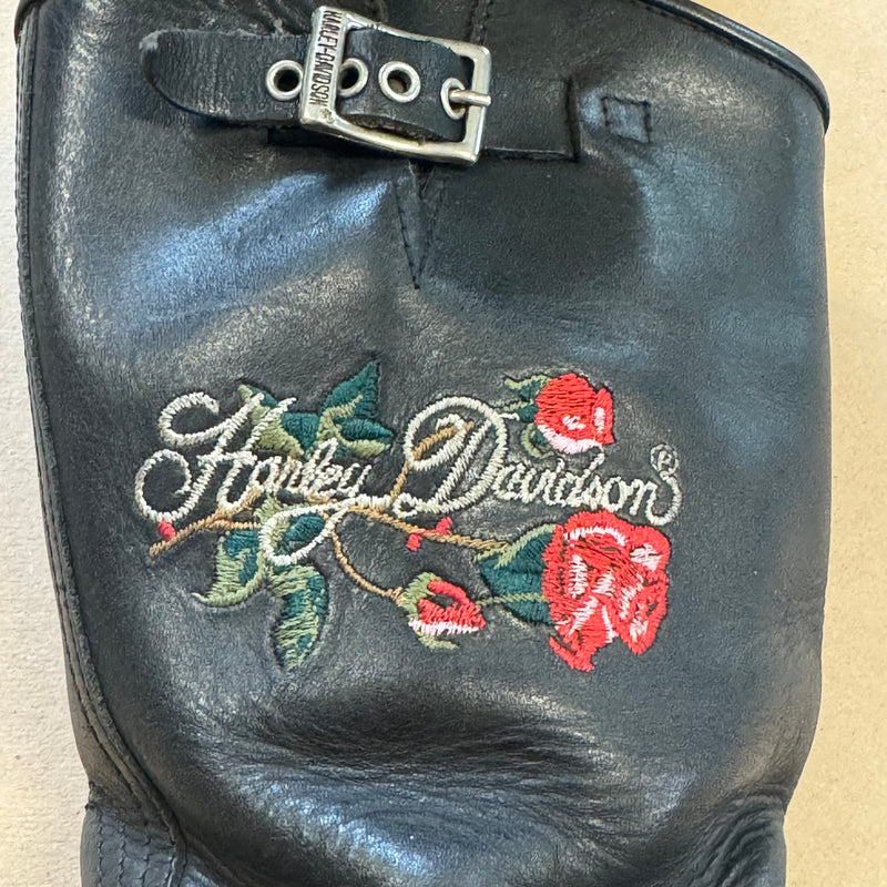 Detailansicht: Sourced limited accessories and clothes Harley Davidson beautiful leather boots – Logo, Nähte oder Material
