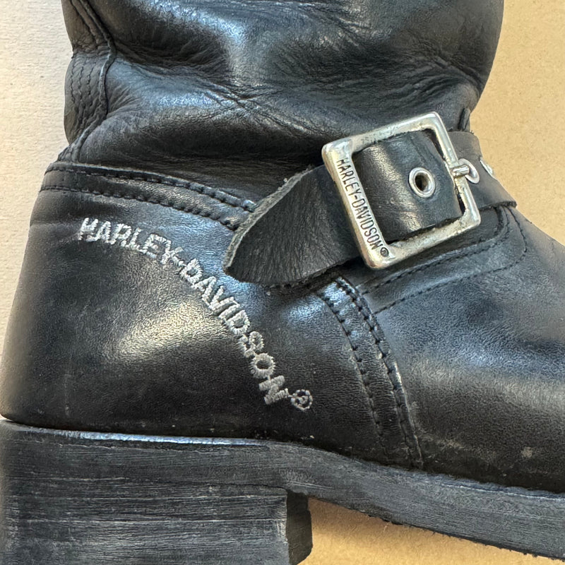 Detailansicht: Sourced limited accessories and clothes Harley Davidson beautiful leather boots – Logo, Nähte oder Material