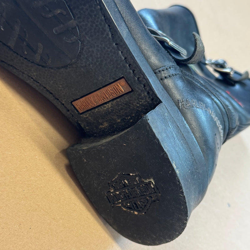 Detailansicht: Sourced limited accessories and clothes Harley Davidson beautiful leather boots – Logo, Nähte oder Material