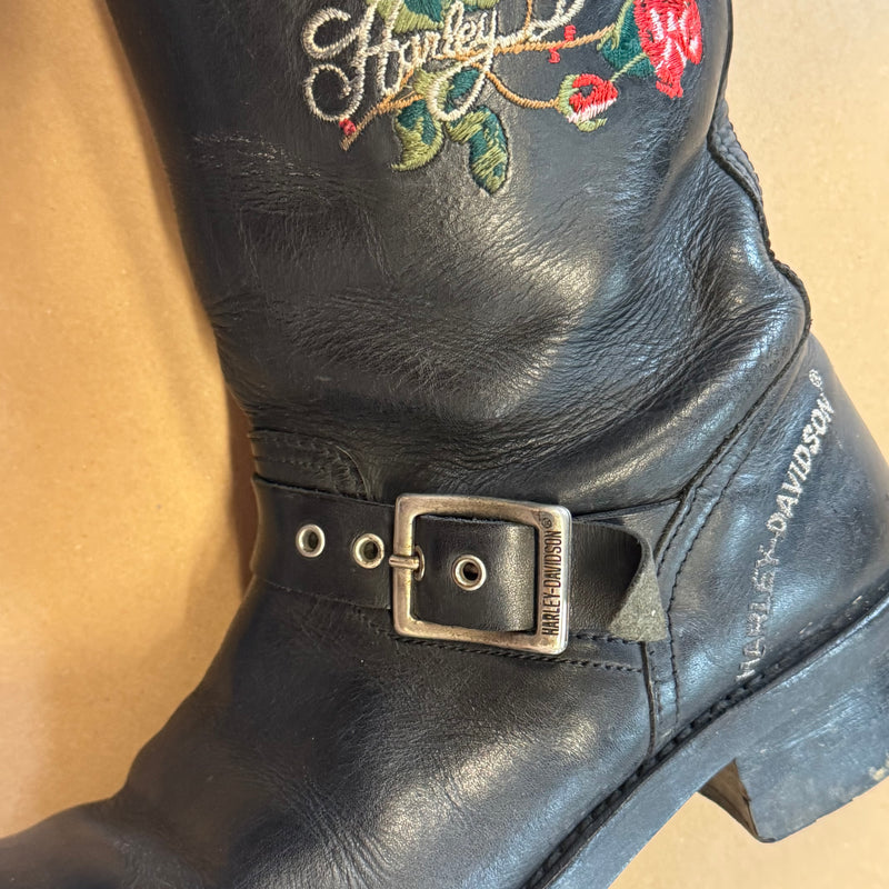 Detailansicht: Sourced limited accessories and clothes Harley Davidson beautiful leather boots – Logo, Nähte oder Material
