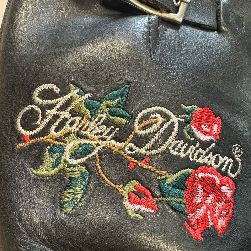 Detailansicht: Sourced limited accessories and clothes Harley Davidson beautiful leather boots – Logo, Nähte oder Material