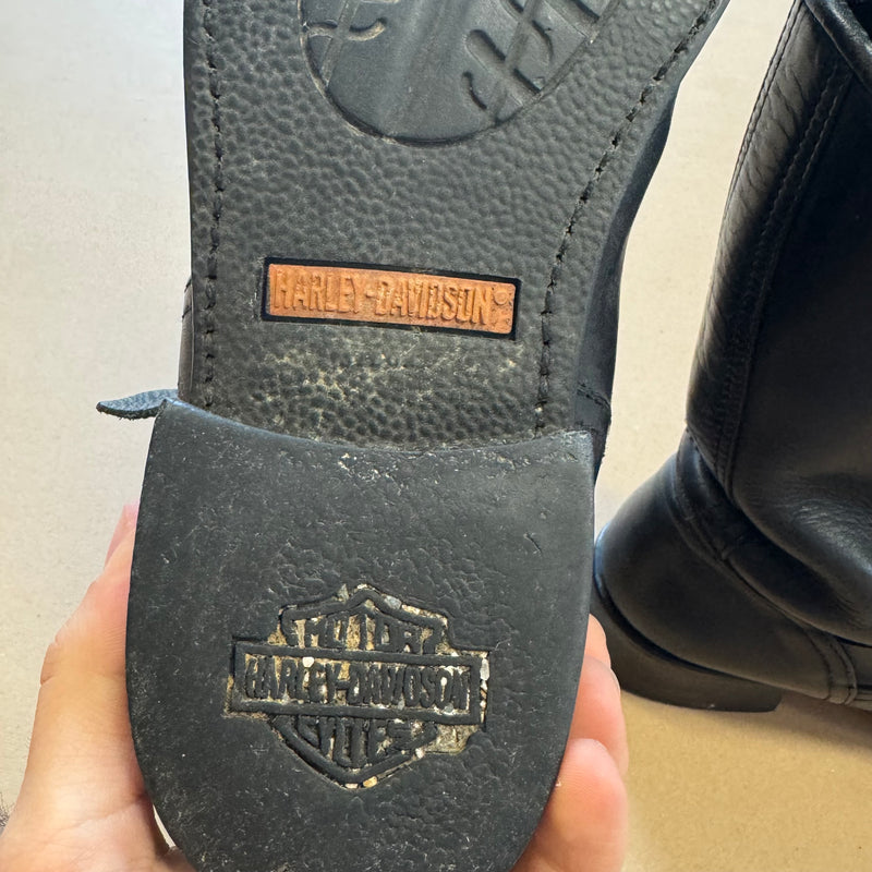 Detailansicht: Sourced limited accessories and clothes Harley Davidson beautiful leather boots – Logo, Nähte oder Material