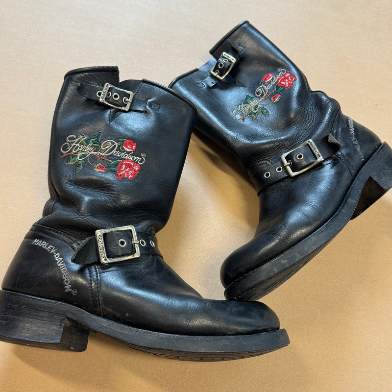 Detailansicht: Sourced limited accessories and clothes Harley Davidson beautiful leather boots – Logo, Nähte oder Material