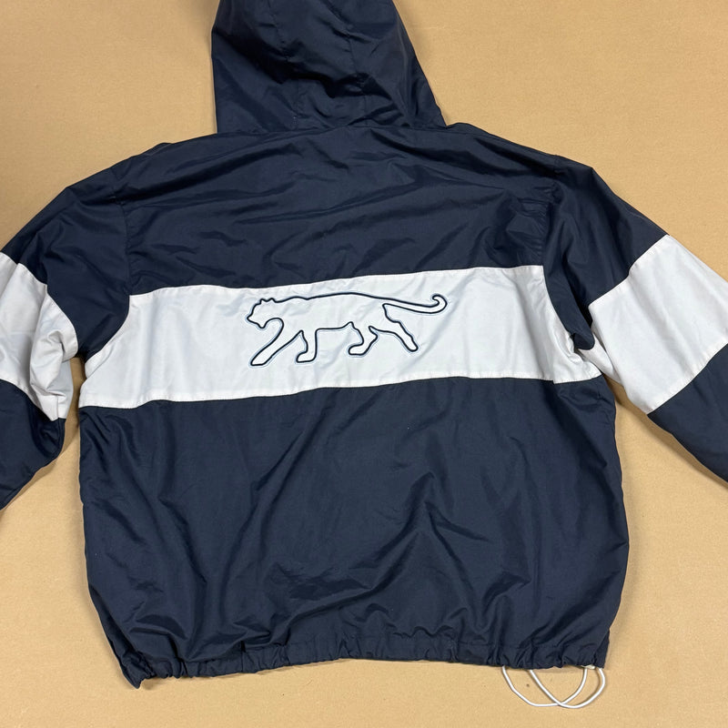 Detailansicht: Sourced limited accessories and clothes Streetwear style Airness rain-protective hoodie – Logo, Nähte oder Material