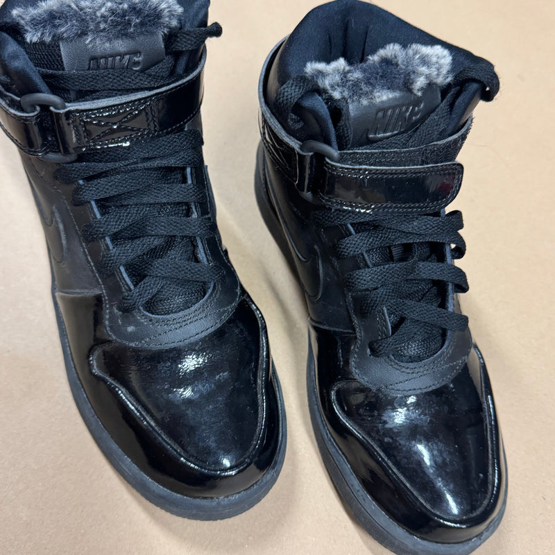 Detailansicht: Sourced limited accessories and clothes Vintage style Nike SB High sneakers – Logo, Nähte oder Material