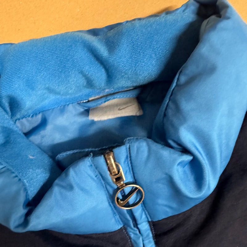 Detailansicht: Sourced limited accessories and clothes Nike streetwear blue vest – Logo, Nähte oder Material