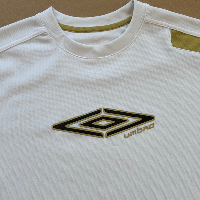 Detailansicht: Sourced limited accessories and clothes Umbro streetwear style t-shirt – Logo, Nähte oder Material